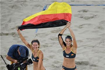 Kira Walkenhorst (rechts) und Laura Ludwig haben es geschafft: Im Beachvolleybal...
