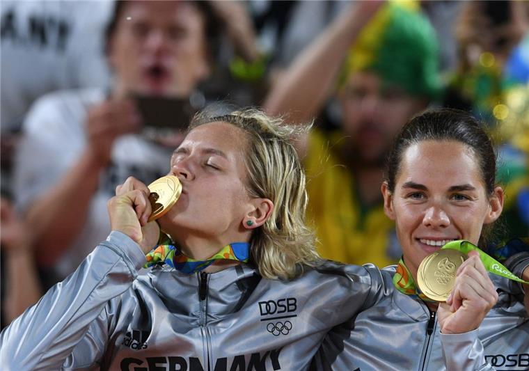 So freuten sich die Beachvollerballerinnen über Gold Kira Walkenhorst (rechts) und Laura Ludwig haben sich ihre Leistung in Rio vergoldet. Die Beachvolleyballerinnen setzten sich im Finale gegen Weltmeister Brasilien durch. Foto Soeren Stache/dpa