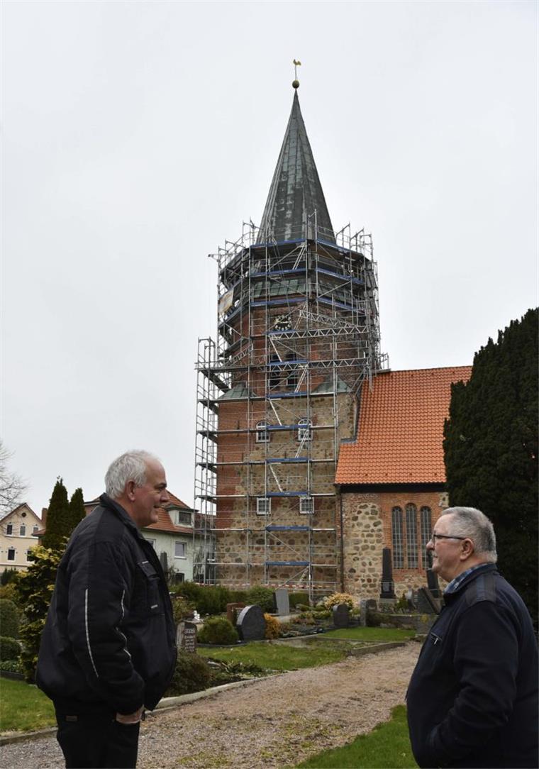 Kirchenvorstandsvorsitzender Günther Jochim (rechts) und Rolf Ahrens vom Bauausschuss hoffen, dass das Turmdach schnell wieder repariert werden kann.