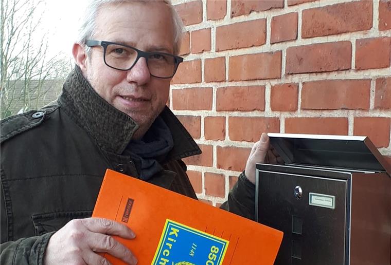 Nix digital: Kirchtimke setzt auf Umlaufmappen Kirchtimkes Bürgermeister Frank Tibke steckt eine der insgesamt 25 Umlaufmappen der Gemeinde in einen Briefkasten. Danach werden sie von Haus zu Haus weitergegeben. Der jeweils letzte Anwohner auf der beigefügten Liste gibt sie anschließend wieder im Gemeindebüro ab.