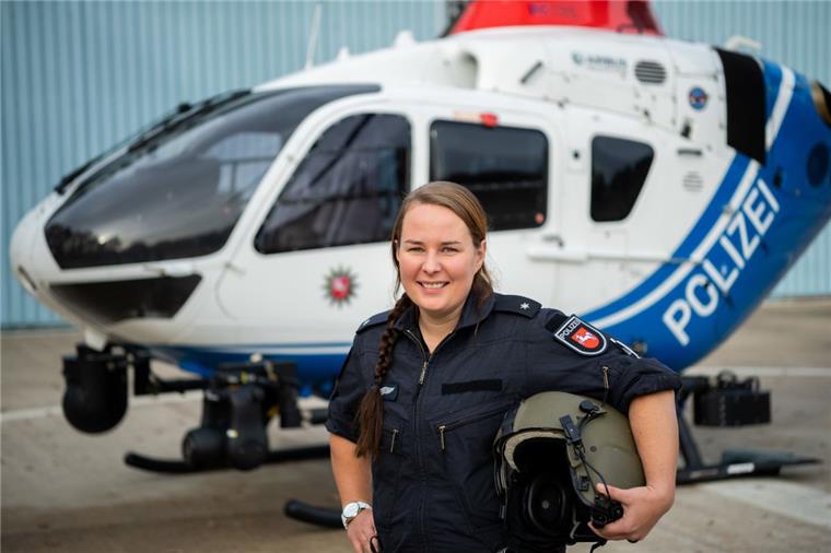 Niedersachsen: Erste Pilotin am Steuer eines Polizeihubschraubers Kirsten Böning ist die erste Helikopterpilotin der Polizei Niedersachsen.