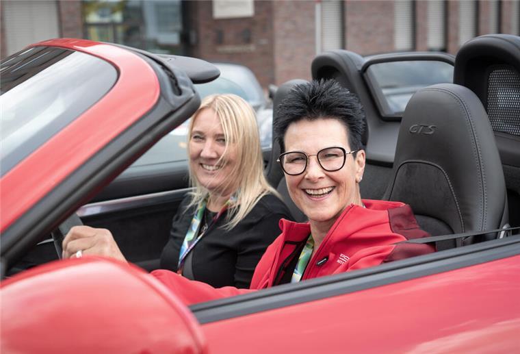 Mit Bildern: Porsche feiert ohne Klimakleber im Fischereihafen Geburtstag Kirsten Wichmann und Sandra Nastulle in ihrem Porsche Cabrio.