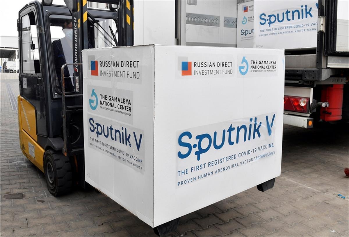 Deutschland will Gespräche mit Russland über Sputnik V Kisten mit Dosen des russischen Corona-Impfstoffs Sputnik V werden in einem Lagerhaus des ungarischen Pharmagroßhändlers Hungaropharma mit einem Gabelstapler aus einem Lastwagen geladen.