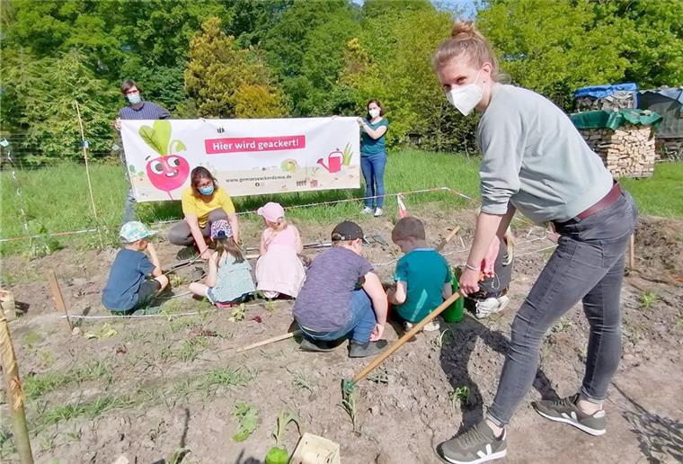 Kinder im Cuxland bauen Gemüse an Kita-Leiter Daniel Altenbeck (hinten links) und Lehrerin Wibke Ilaender (hinten rechts) sind begeistert von der Idee hinter der „Gemüse-Ackerdemie“. Regionalkoordinatorin Carolin Hauer (vorne) begleitet das Projekt.