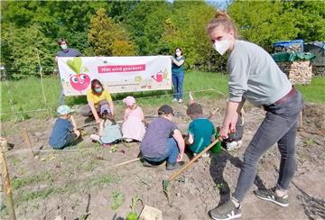 Kita-Leiter Daniel Altenbeck (hinten links) und Lehrerin Wibke Ilaender (hinten rechts) sind begeistert von der Idee hinter der „Gemüse-Ackerdemie“. Regionalkoordinatorin Carolin Hauer (vorne) begleitet das Projekt. 
