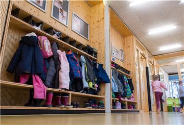 Kitas und Schulen im Notbetrieb - für viele Eltern eine große Belastung in der Corona-Krise. Wenn sie wegen der Kinderbetreuung nicht arbeiten können, soll der Staat ihnen nun länger als geplant finanziell unter die Arme greifen.