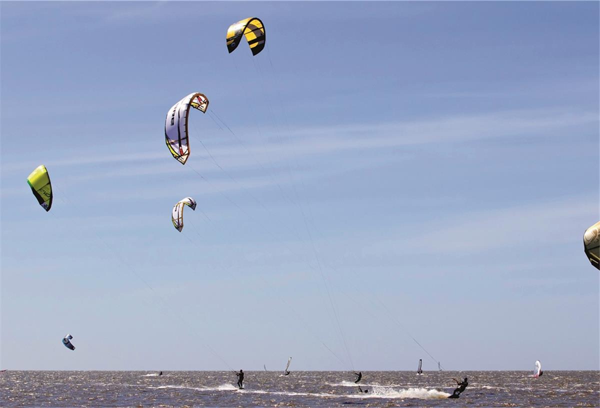 Echt cool: Kitesurfen an der Küste Kitesurfen ist beliebt und lockt immer mehr Sportler an die Küste. Bald können Anfänger in Wremen das Kiten lernen.
