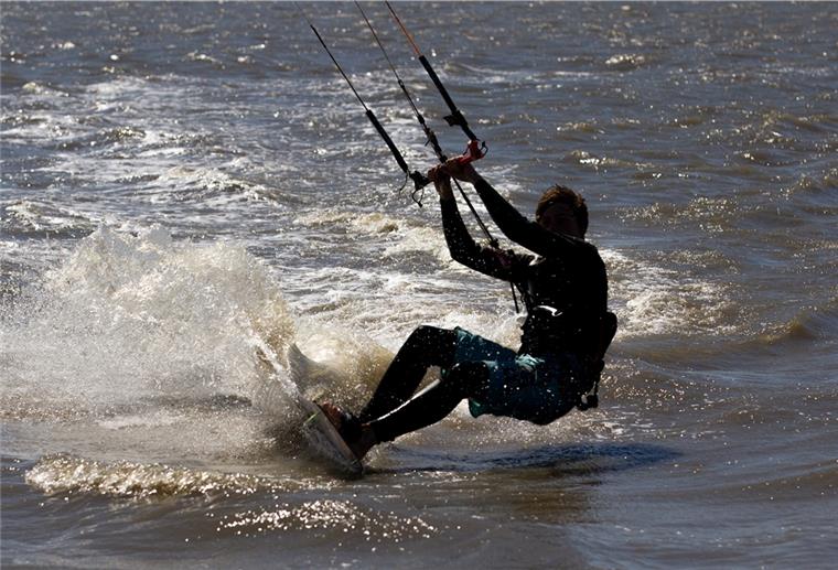 Neue Freiheiten für Kitesurfer Kitesurfen ist eine Trendsportart, die auch an der Nordseeküste im Cuxland rund ums Jahr sehr beliebt ist.