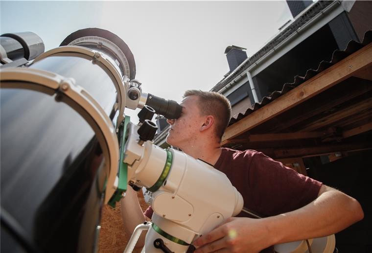 Per Kamera in die Galaxie: Kjell Mülling (18) und die Astrofotografie Kjell Mülling (18) an seinem Teleskop in seinem Garten in Bremerhaven-Leherheide.