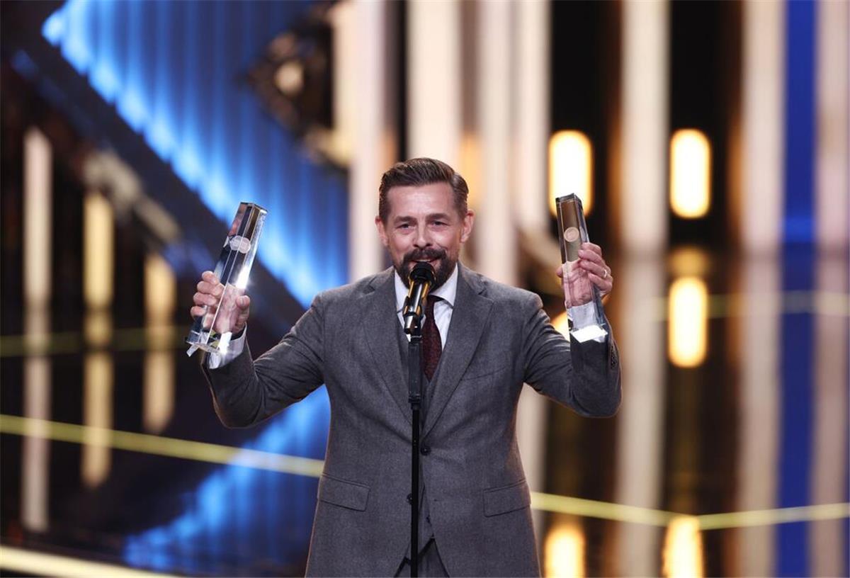 Fernsehpreis: „Zweiflers“ gewinnen, Tränen bei „Friedländer“ Klaas Heufer-Umlauf nimmt den Preis auch für seinen Kollegen Joko Winterscheidt entgegen.