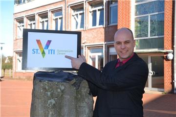 Klar, bunt und modern: So sieht das neue Schullogo aus, das der Schulleiter des St.-Viti-Gymnasiums, Christian Mattick, präsentiert.