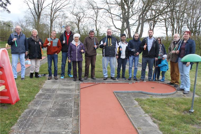 Alles schick für die Saison am Silbersee Klar für die Saison am Silbersee: Die Helfer des gleichnamigen Fördervereins haben die Minigolfanlage vor dem Verfall gerettet und nun die Golfschläger geschultert. Sie war schon zum großen Teil überwuchert. Jetzt haben die Silbersee-Aktivisten schon das nächste Projekt im Auge.