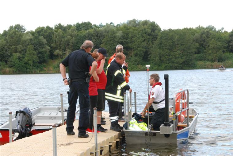 Die Suche nach dem Vermissten im Stoteler See geht weiter Klar für die Suche nach dem Vermissten: Das Sonarboot der Wasserschutzpolizei Oldenburg wird gleich ablegen. An Bord befindet sich ein Bildschirm. Das Sonargerät ist an der Stange am Heck des Bootes angebracht.