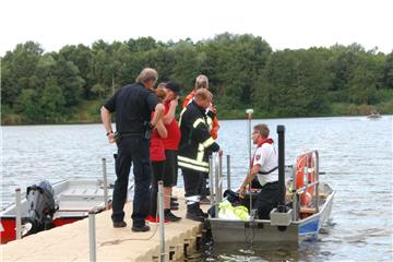 Klar für die Suche nach dem Vermissten:  Das Sonarboot der  Wasserschutzpolizei Oldenburg wird gleich ablegen. An Bord befindet sich ein Bildschirm. Das Sonargerät ist an der Stange am Heck des Bootes angebracht. 