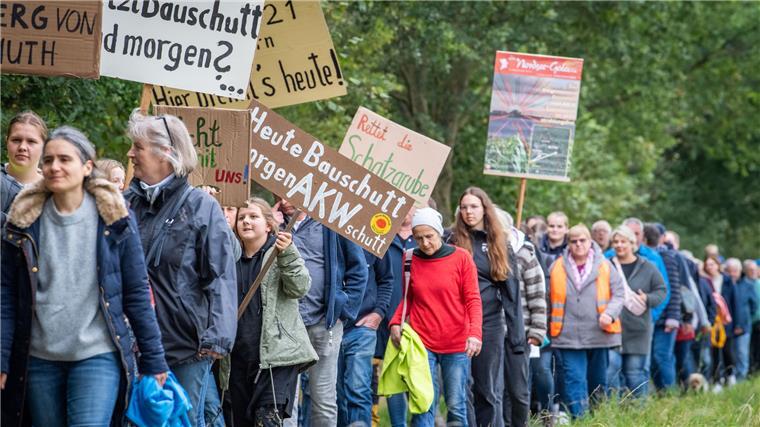 Rund 450 Deponie-Gegner demonstrieren in Driftsethe Demonstrationszug von Aktivisten, Bürgern und Gemeindevertretern aus Hagen gegen die geplante Errichtung der Bauschuttdeponie am Weißenberg in Driftsethe.