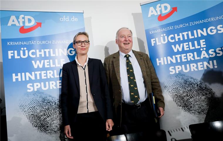 Konfliktforscher: AfD-Eliten spielen mit dem Tabubruch Klare Schuldzuweisungen: Alice Weidel und Alexander Gauland, Spitzenkandidaten der Partei Alternative für Deutschland (AfD) für die Bundestagswahl, äußern sich am 18. September bei einer Pressekonferenz in Berlin zu den Themen Zuwanderung und Kriminalität.