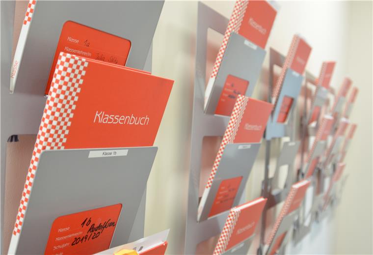Wie Schulen den Neustart planen Klassenbücher hängen neben dem Lehrerzimmer der Aue-Mehde-Grundschule. Bis sie alle wieder in Gebrauch sind, wird es noch Wochen dauern. Foto: Albers