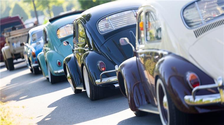Hunderte Oldtimer-Liebhaber beim Käfertreffen in Hannover Klassische VW-Käfer stehen Schlange auf dem Messegelände in Hannover.