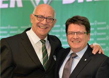 Klaus-Dieter Fischer (links) und Hubertus Hess-Grunewald üben sich auf unserem Archivfoto in Harmonie. Die Lage scheint sich aktuell geändert zu haben.