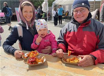 Klaus-Dieter Habedank aus Oldenburg lässt es sich zusammen mit seiner Tochter Sonja und Enkelin Martha auf dem Streetfood-Festival schmecken.
