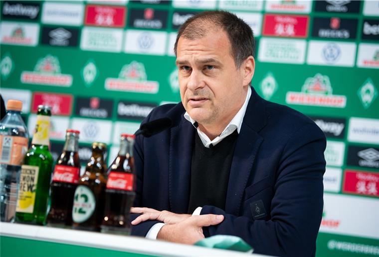 Werder Bremen benötigt dringend fremdes Geld Mann an Rednerpult