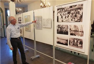 Klaus Gawelczyk, der Zweite Vorsitzende des Museumsvereins, erläutert die Ausstellung Zur "Schulschiff Deutschland". Die Karten links zeigen die Routen der Ausbildungsfahrten, rechts sind Fotos aus diesen Jahren.
