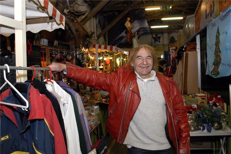 Spezialitäten und jede Menge Flohmarkt-Plunder Klaus Jochimsen bietet in den Rotersand-Hallen seit 30 Jahren Flohmarkt und mehr. Foto Scheschonka