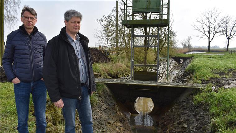 Die Spülung funktioniert nicht mehr - und das bedroht den Absersieler Hafen Klaus Mahnken (links) und Christoph Ley beim Sperrschott in Absersiel. Hierdurch wird Wasser aus dem Spülteich ins Hafenbecken gespült.