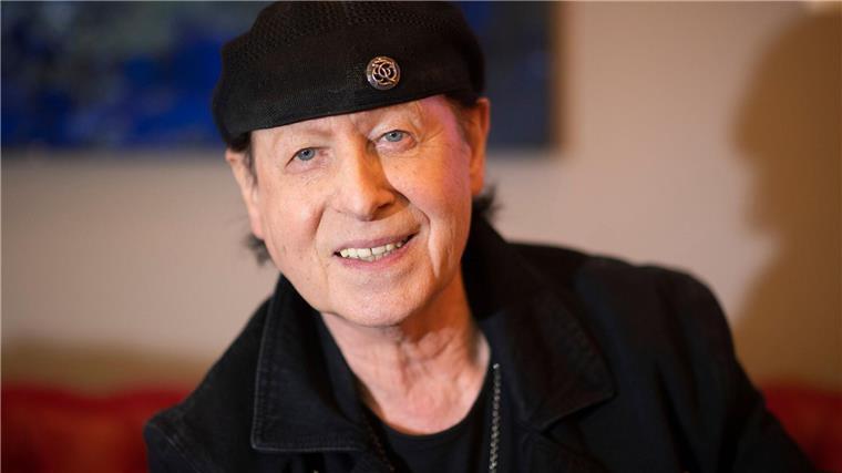 Scorpions-Sänger Meine hofft auf neuen „Wind of Change“ Klaus Meine von der Rockband „Scorpions“ gibt in den Peppermint Park Studios ein Interview.