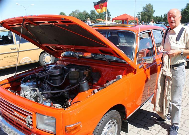 Oldtimertreffen Zeven: Millionenwerte stehen auf Parkplatz Klaus Meyer kam nach der Wende nach Zeven. Gerührt betrachtet er einen Wartburg, den er in selber Farbe einst in Anklam fuhr.