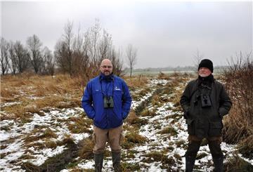 Klaus Meyer (links) zählt auf der Kleinensieler Plate Vögel. Unser Bild zeigt Klaus Meyer mit Franz-Otto Müller, dem Koordinator der Wasser- und Watvogelzählung in der Wesermarsch.