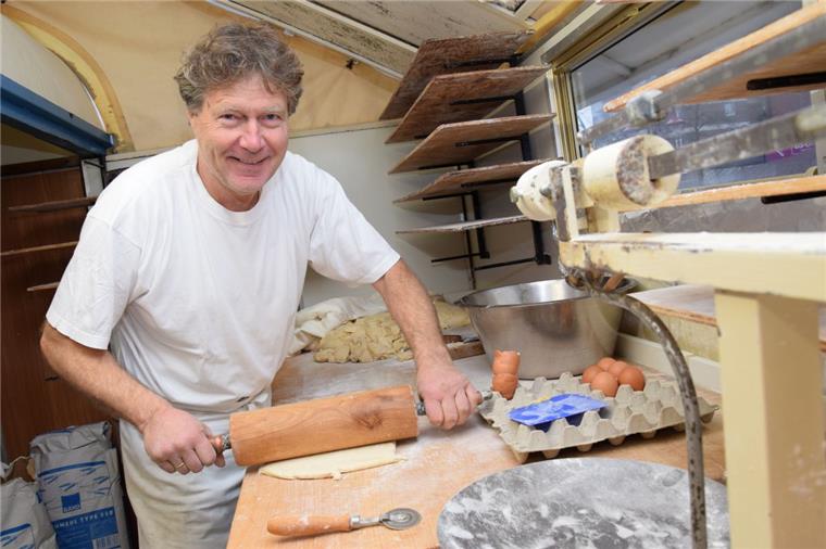 Nordenham: Dieser Mann ist ein Schmalzkuchen-Experte Klaus Otto Brunke aus Nordenham-Einswarden in seiner Schmalzkuchenbäckerei bei der Arbeit.