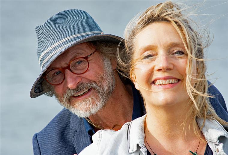 Krimi-Abend mit Bestseller-Autor Klaus-Peter Wolf in Wremen Klaus-Peter Wolf ist wieder auf Lesereise, Bettina Göschl sorgt für die Musik.
