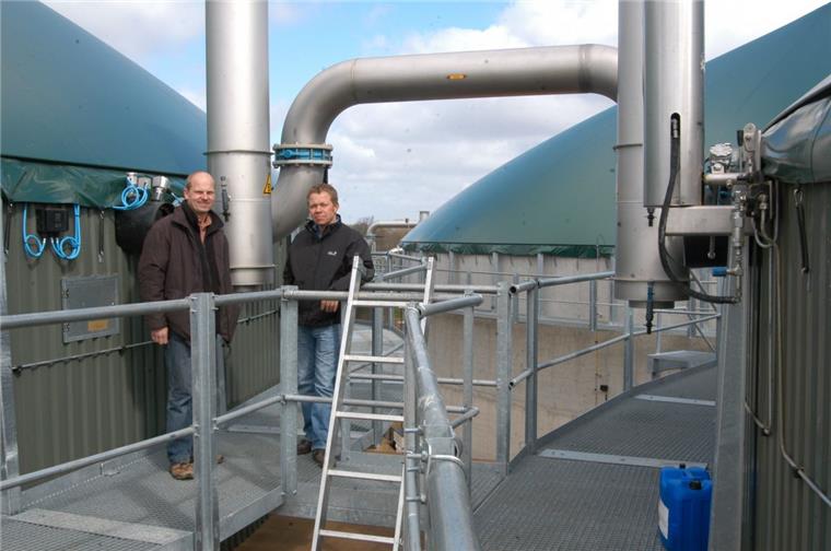Neue Technik: Pilotprojekt in Malstedt soll Gülle-Problem lösen Klaus Schröder (rechts) und Stefan Fitschen-Hobbeling, Geschäftsführer der Biogasanlage in Malstedt, wollen direkt daneben die Pilotanlage für die Nährstoff-Rückgewinnung bauen lassen.