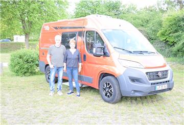 Klaus und Brigitte Eichmann aus Nordrhein-Westfalen nutzen den Wohnmobilstellplatz am Nordenhamer Störtebekerbad.