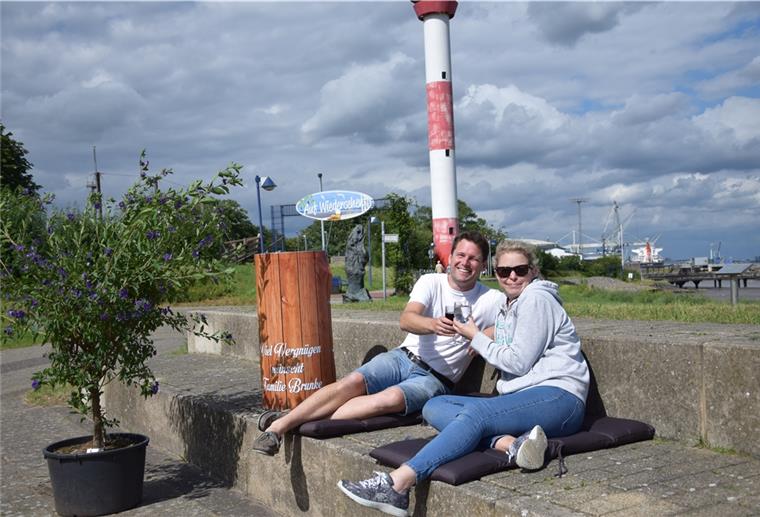 Klaus und Mitzi Brunke eröffnen am Freitag den „Nordenhamer Heimatsommer“. Gäste dürfen sich auf eine tolle Aussicht, Getränke und Speisen freuen.