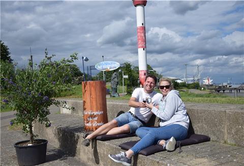 Klaus und Mitzi Brunke eröffnen am Freitag den „Nordenhamer Heimatsommer“. Gäste dürfen sich auf eine tolle Aussicht, Getränke und Speisen freuen.