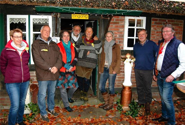 Selsingen: Perfekter Tag am Heimathaus Klaus Viebrock (rechts) und die Organisatoren des ersten Selsinger Engelmarktes zeigen sich gut gelaunt vor der „Blangdöör“ ihres Heimathauses.