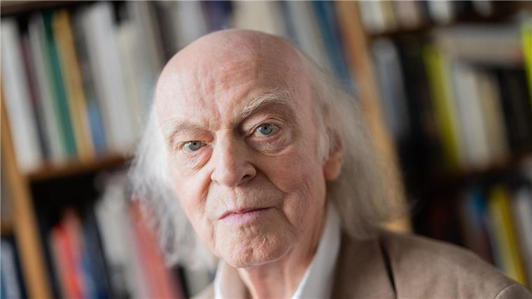 Wie ein Antiquar mit über 80 zum Tiktok-Phänomen wurde Klaus Willbrand schätzt, dass er in seinem Leben 6.000 Bücher gelesen hat.