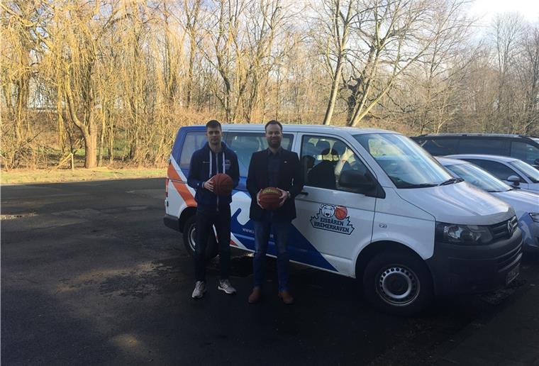 Bremerhaven ist für Basketballer Krastins zur Heimat geworden Klavs Krastins (links) ist vor dreieinhalb Jahren durch ein EU-Projekt zu den Eisbären Bremerhaven gekommen. Mit der Entwicklung des 23-jährigen Letten ist Geschäftsführer Nils Ruttmann sehr zufrieden.
