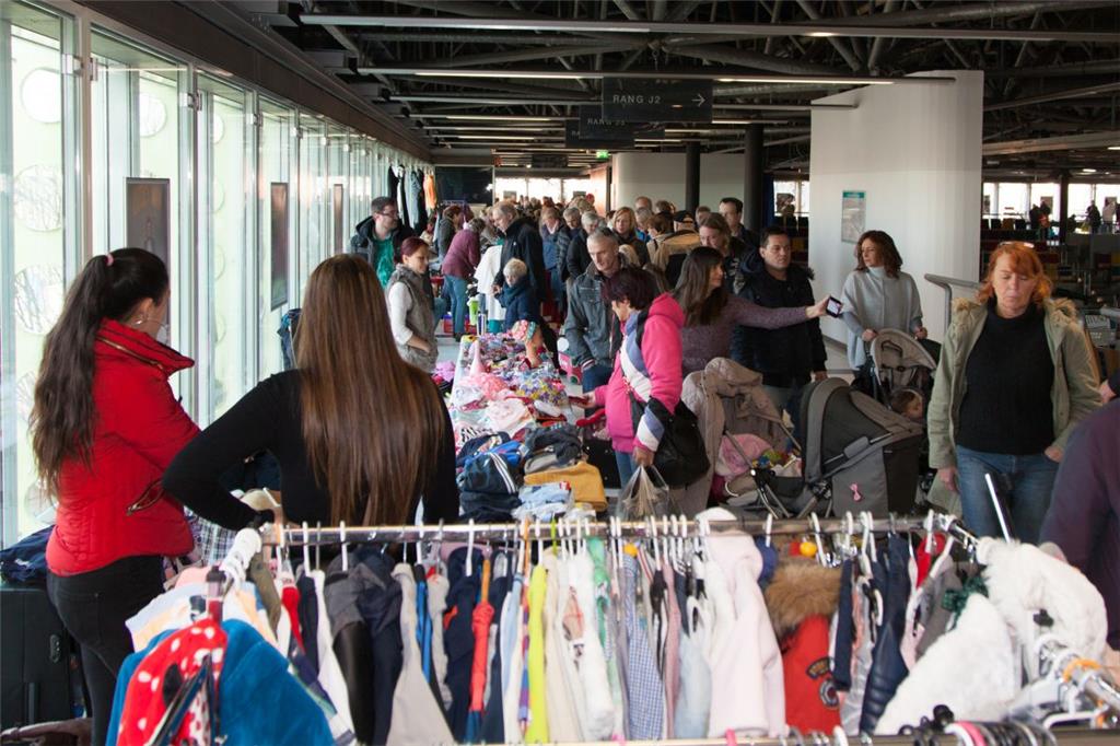 Kleidung war am Sonntag beim Flohmarkt enorm gefragt. 