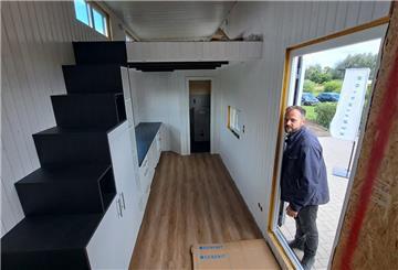 Geschäftsführer Samuel Spitzer von Tiny-House-Spitzer aus Sottrum baut und liefert die neuen Unterkünfte für den Campingplatz in Rechtenfleth. 

