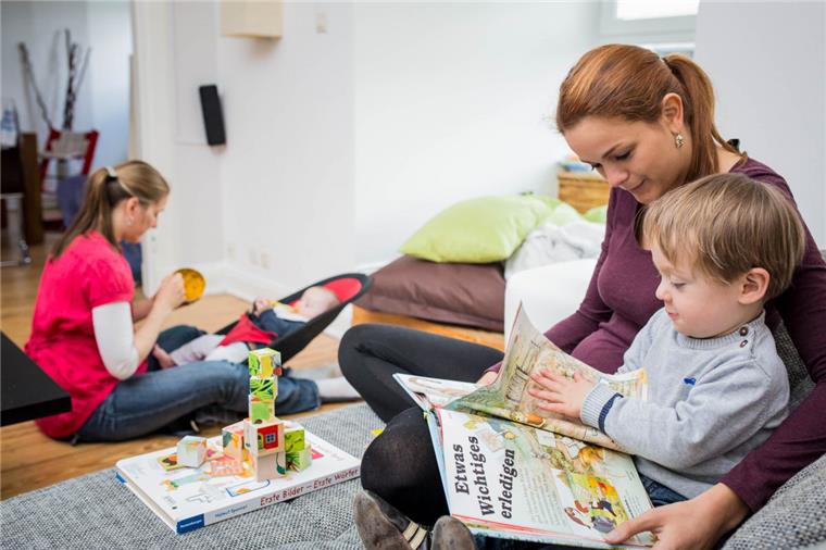 Bremerhaven: Projekt unterstützt überforderte Familien Kleine Entlastung, große Wirkung: Während sich eine Ehrenamtliche mit dem älteren Kind beschäftigt, kann die Mutter entspannt ihren Säugling füttern.