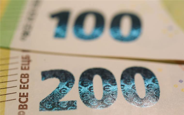 Das sind die neuen 100- und 200-Euro-Scheine Kleine Euro-Zeichen sind in den Ziffern der überarbeiteten 100- und 200-Euro-Banknoten während der Vorstellung in der Zentrale der Europäische Zentralbank (EZB) zu sehen.