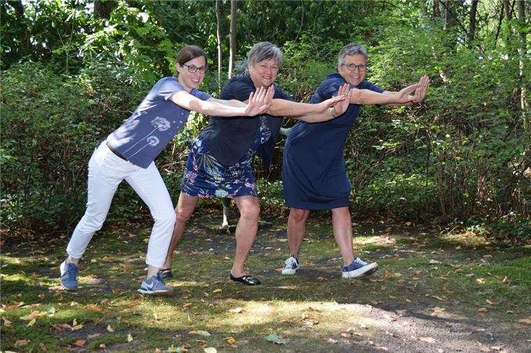Leherheide wird fit: Erste Gesundheitswoche in Bremerhavens Stadtteil Kleine Kostprobe für die Gesundheitswoche: Martina Hanke, Ingrid Sandhop und Helga Dipke (von links) üben sich schon mal im Qigong in Thieles Garten.