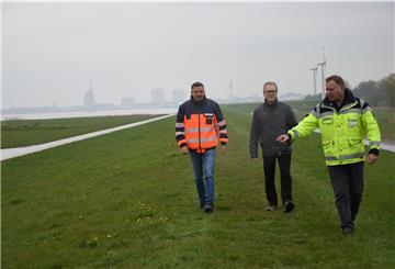 Kleine Rund bei der Frühjahrsdeichschau. Im Bild von links: Manfred Brandt (Bremenports), Torsten Heuss (Hafenressort) und „Deichgraf“ Andreas Krause (Umweltressort).