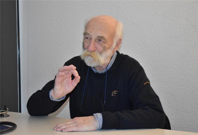 Gestatten: Dr. Reinhard Kliem, 76 Jahre alt, Retter der Ärzteversorgung in Stotel Kleine Untersuchungen wie Blutdruck-Kontrolle, Blutabnahme oder Wundversorgung kann Dr. Reinhard Kliem in der provisorischen Praxis im Evangelischen Gemeindehaus in Stotel erledigen. Und natürlich das Wichtigste: das Gespräch mit dem Patienten.