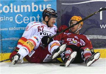 Kleiner Plausch zwischen Eishockey-Kollegen: DEG-Verteidiger Bernhard Ebner (links) und Pinguins-Stürmer Cory Quirk.