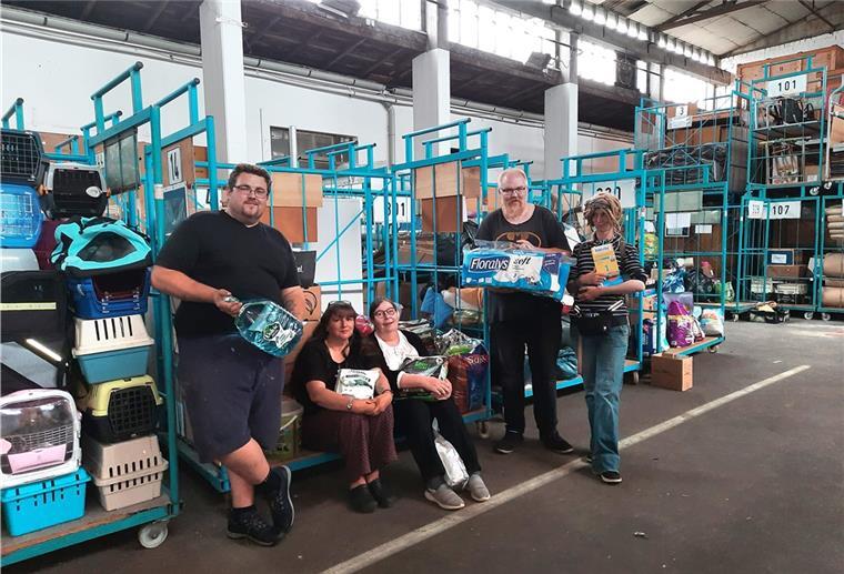 Hier können Sie Opfern der Flutkatastrophe helfen Kleines Team mit großer Aktion: In der Lagerhalle am Bremerhavener Lipperkamp sammelt die Initiative "Bremerhaven und Umzu hilft Hochwasseropfern" diese ganze Woche noch Hilfsgüter für Ahrweiler.