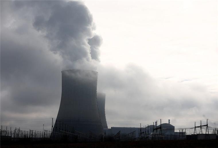 ARCHIV - 15.12.2024, Frankreich, Civaux: Zwei Kühltürme des Kernkraftwerks Civaux in Zentralfrankreich. Klimaanlagen, Künstliche Intelligenz und andere Stromfresser haben den weltweiten Energiebedarf im vergangenen Jahr überdurchschnittlich stark steigen lassen. (zu dpa: «Klimaanlagen und KI treiben Energiebedarf - mehr Atomkraft») Foto: Romain Perrocheau/AFP/dpa +++ dpa-Bildfunk +++